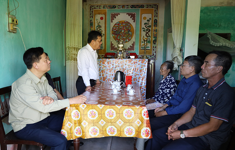 Bí thư Thành ủy Đồng Hới Trần Phong thăm hỏi sức khỏe bà Nguyễn Thị Tuyến. 