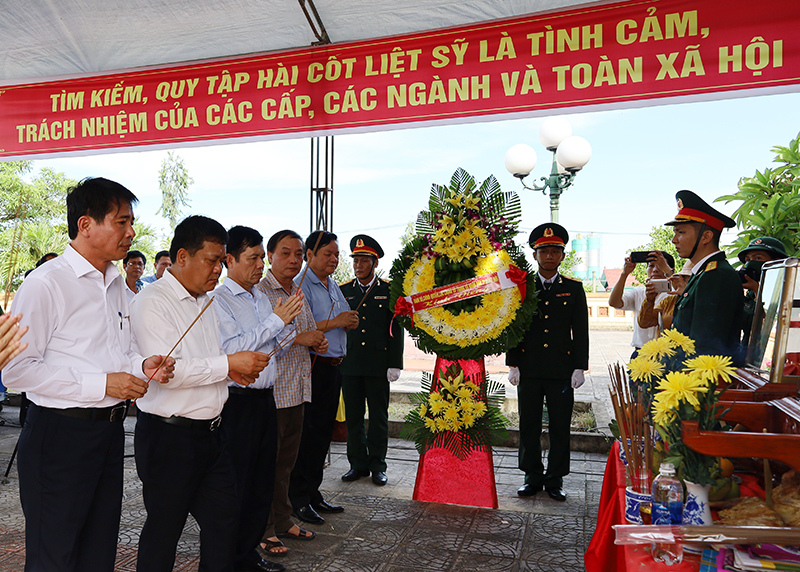 Các đại biểu đặt vòng hoa, thắp hương tưởng niệm và dành phút mặc niệm trước anh linh của các liệt sỹ.