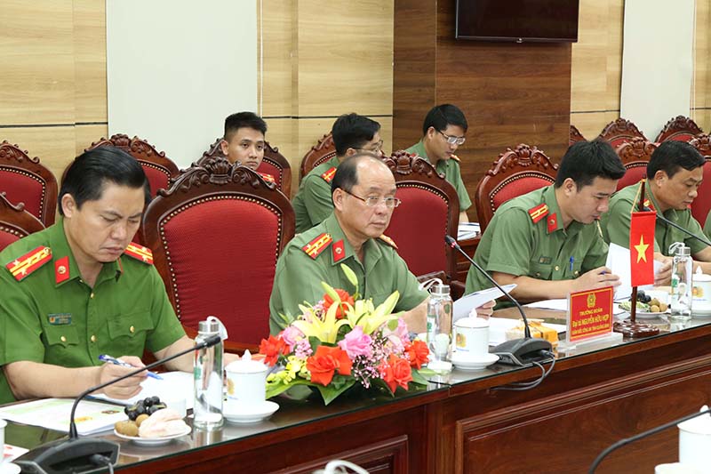 Đại tá Nguyễn Hữu Hợp, Bí thư Đảng ủy, Giám đốc Công an tỉnh Quảng Bình thông báo tình hình, kết quả thực hiện Biên bản Hội nghị hợp tác lần thứ 27 của Công an tỉnh Quảng Bình.