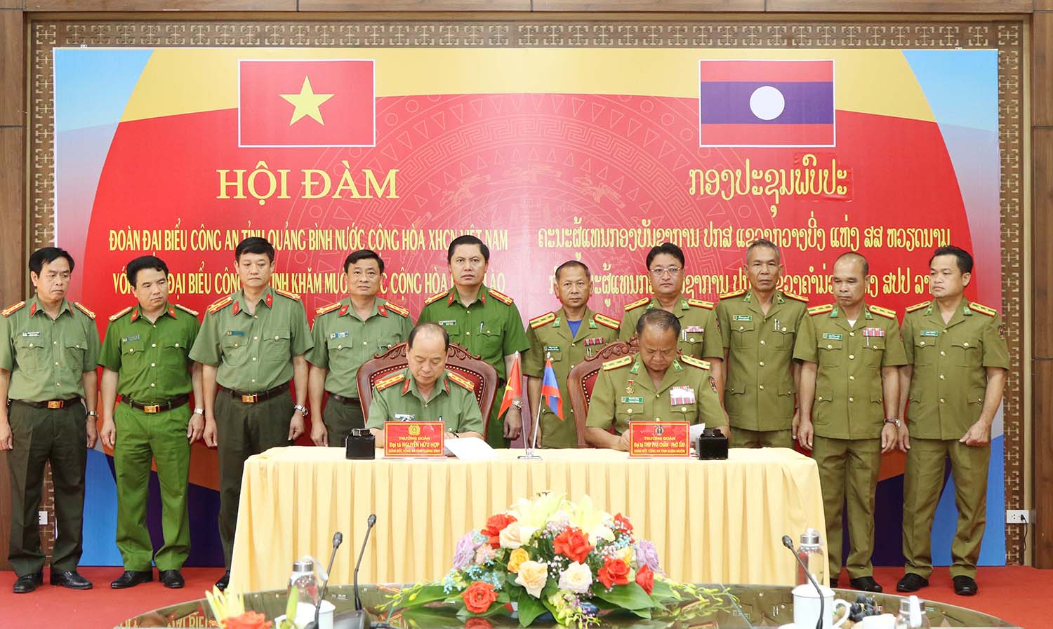 Lãnh đạo Công an 2 tỉnh ký kết Biên bản hội nghị hợp tác lần thứ 28 năm 2022 giữa Công an tỉnh Quảng Bình và An ninh tỉnh Khăm Muồn