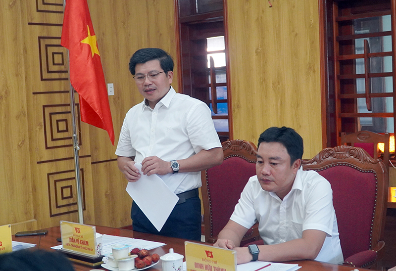Đồng chí Trưởng ban Tổ chức Tỉnh ủy Trần Vũ Khiêm thảo luận tại buổi làm việc