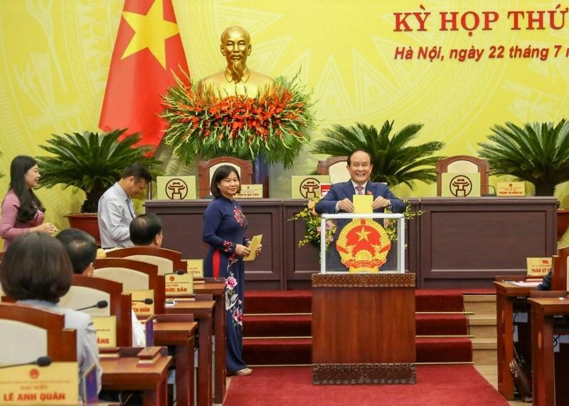 Các đại biểu HĐND thành phố bỏ phiếu bầu chức danh Chủ tịch Ủy ban nhân dân thành phố Hà Nội. (Ảnh Duy Linh)