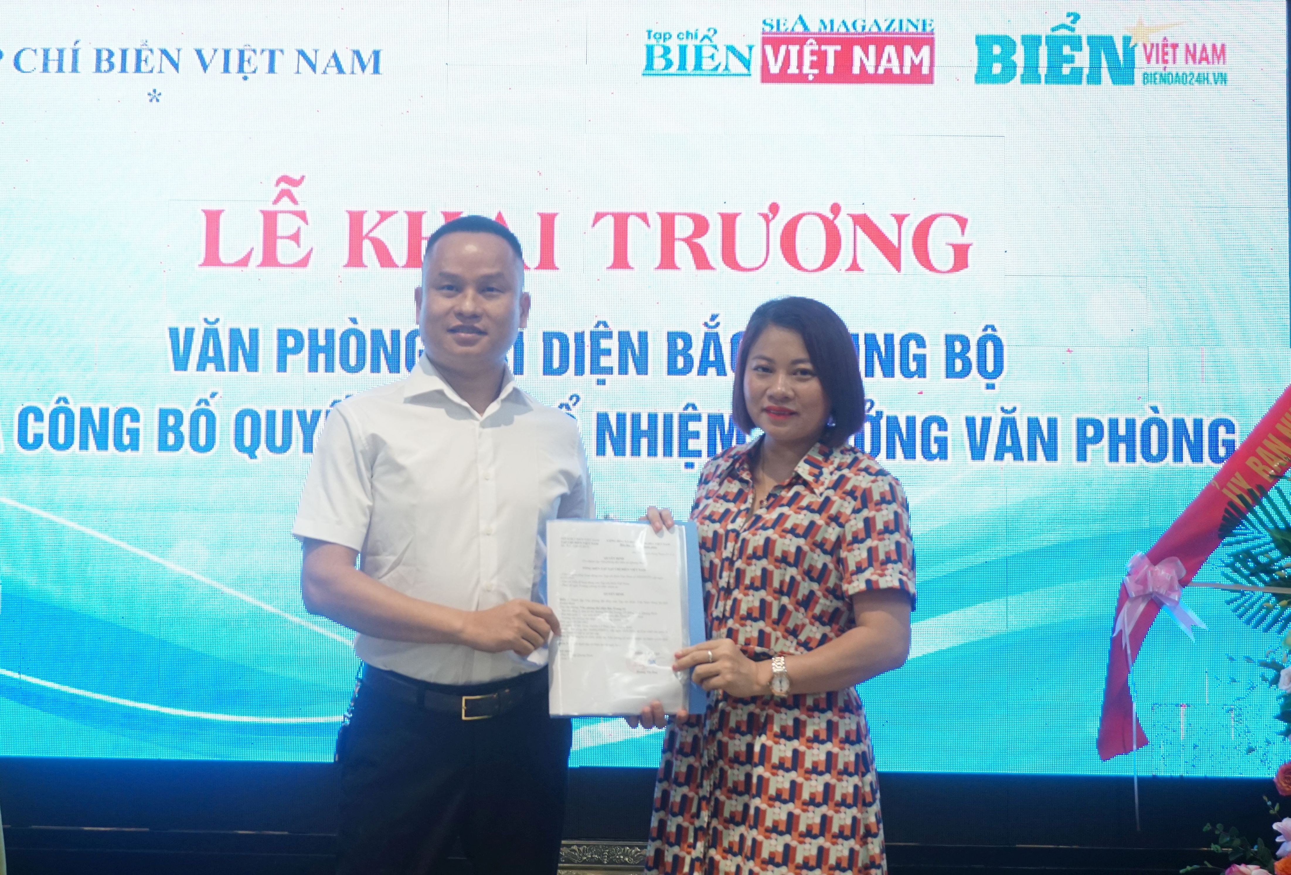 Nhà báo Hoàng Thị Huệ, Tổng Biên tập Tạp chí Biển Việt Nam trao quyết định bổ nhiệm Trưởng Văn phòng đại diện khu vực Bắc Trung Bộ cho nhà báo Trương Quang Nam.