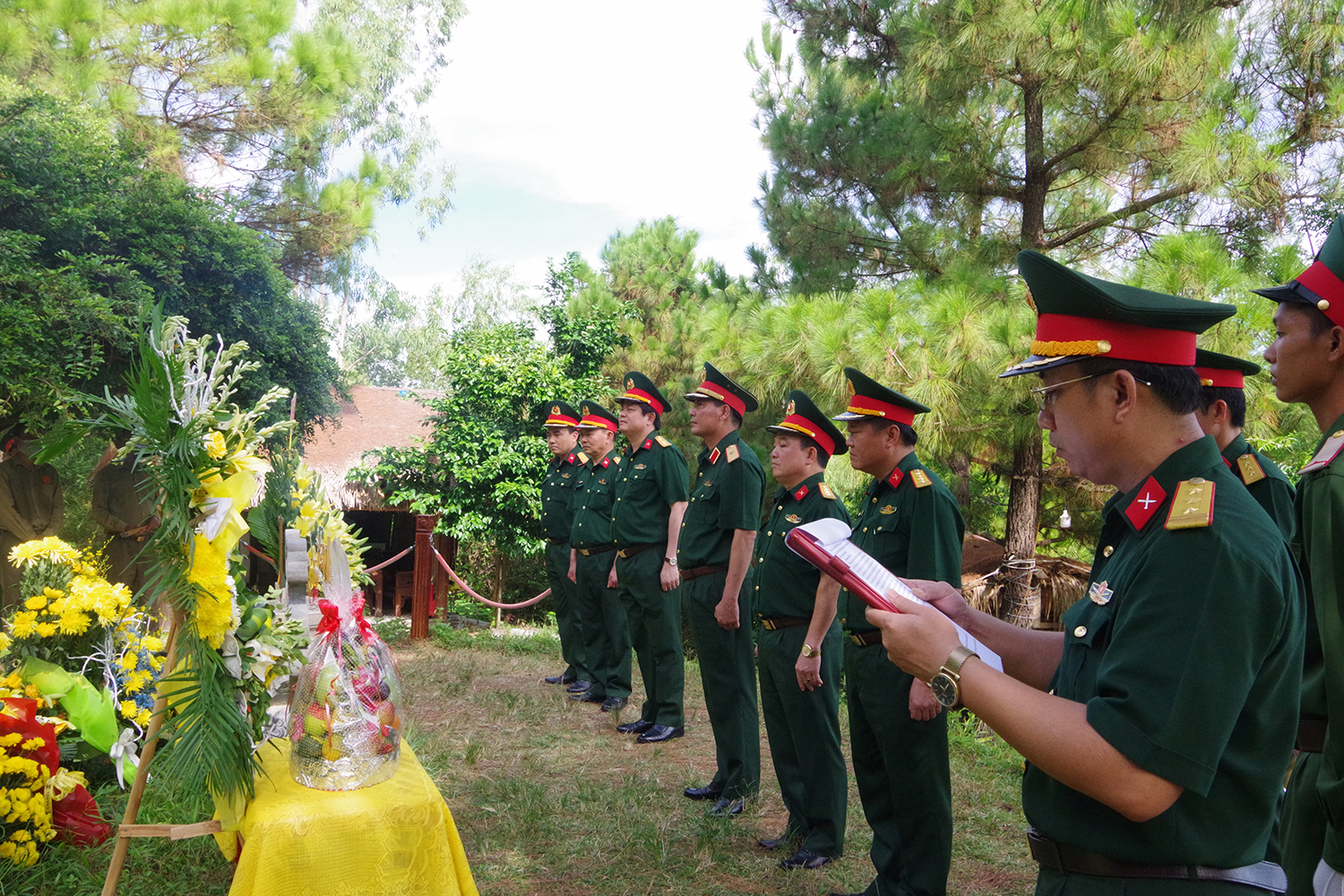 Đoàn công tác dâng hương viếng mộ Đại tướng Võ Nguyên Giáp