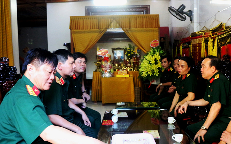Đoàn đến thăm, tặng quà và động viên gia đình thiếu tướng, liệt sỹ Nguyễn Văn Man, nguyên Phó Tư lệnh Quân khu 4