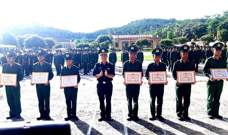 Thượng tá Đặng Văn Hoàng, Phó Chỉ huy trưởng Nghiệp vụ BĐBP tỉnh trao, tặng giấy khen cho 20 chiến sĩ mới có thành tích xuất sắc trong khóa huấn luyện, năm 2022.