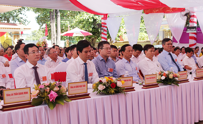 Các đồng chí lãnh đạo tỉnh tham dự lễ kỷ niệm.