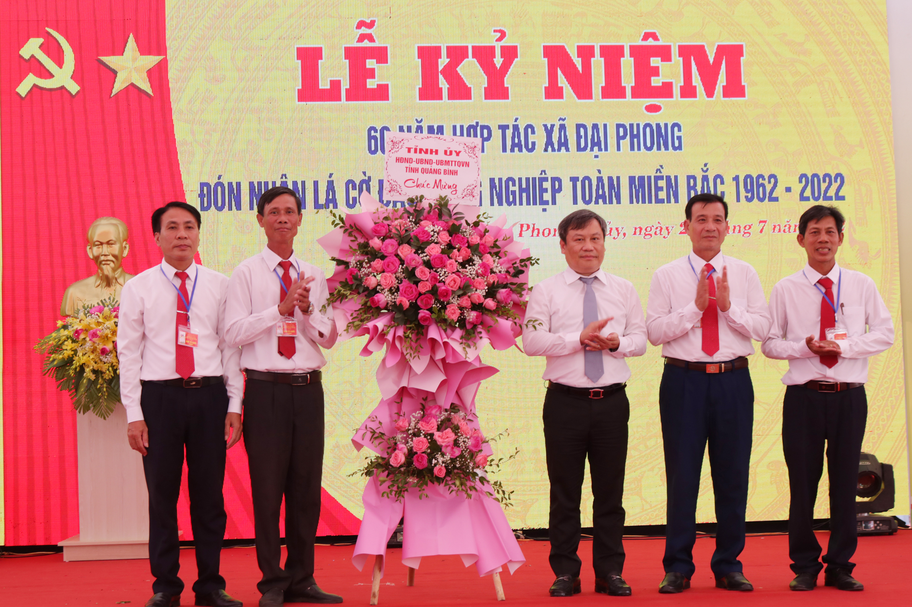 Đồng chí Vũ Đại Thắng, Ủy viên Trung ương Đảng, Bí thư Tỉnh ủy, Trưởng Đoàn ĐBQH tỉnh tặng hoa chúc mừng HTX Đại Phong.