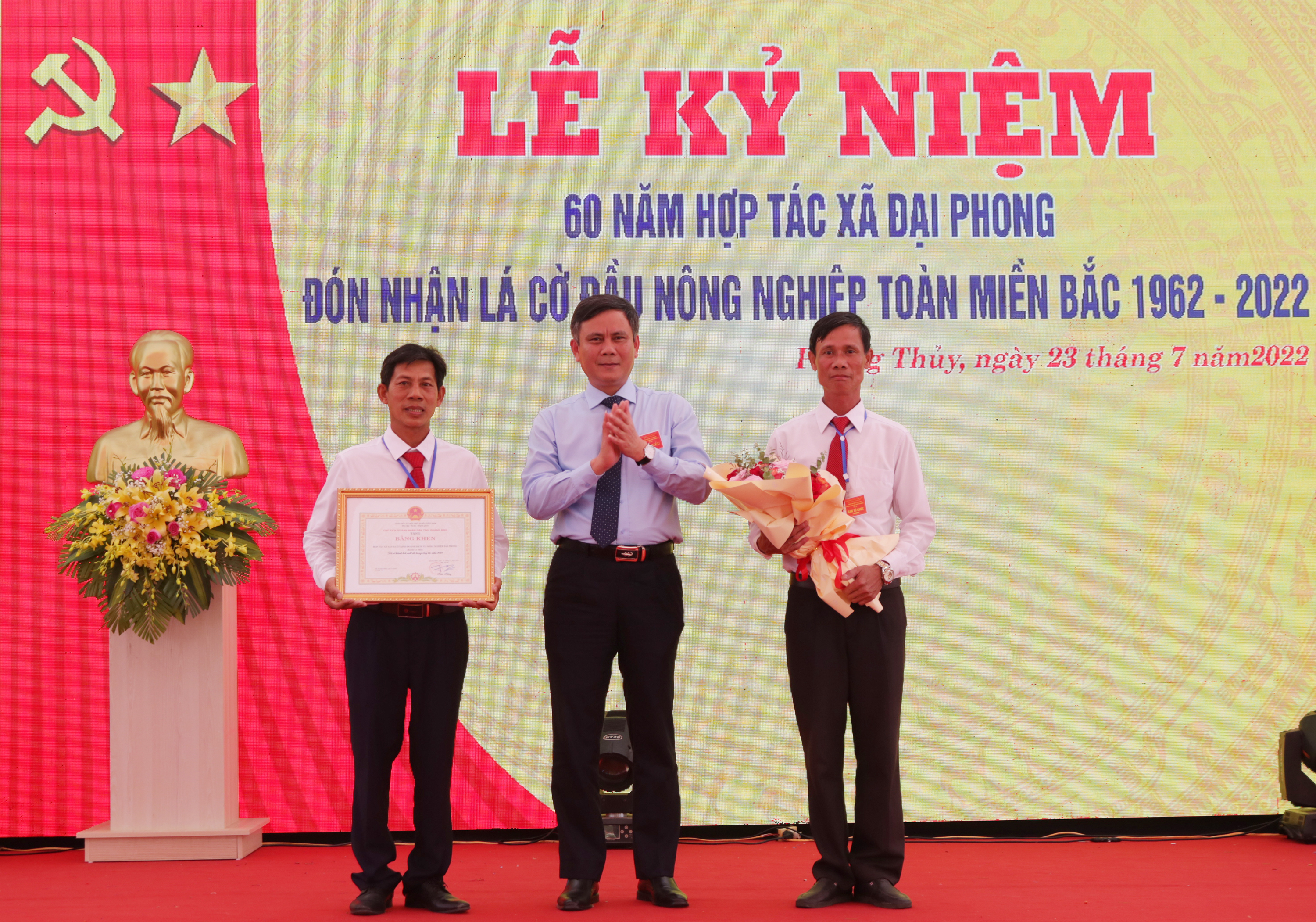 Đồng chí Trần Thắng, Phó Bí thư Tỉnh ủy, Chủ tịch UBND tỉnh tặng bằng khen của Chủ tịch UBND tỉnh cho HTX Đại Phong.