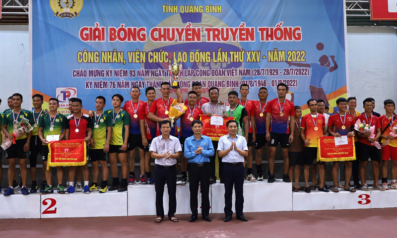Đại diện Ban Tổ chức trao giải nhất, nhì, ba cho các đội bóng chuyền nam.