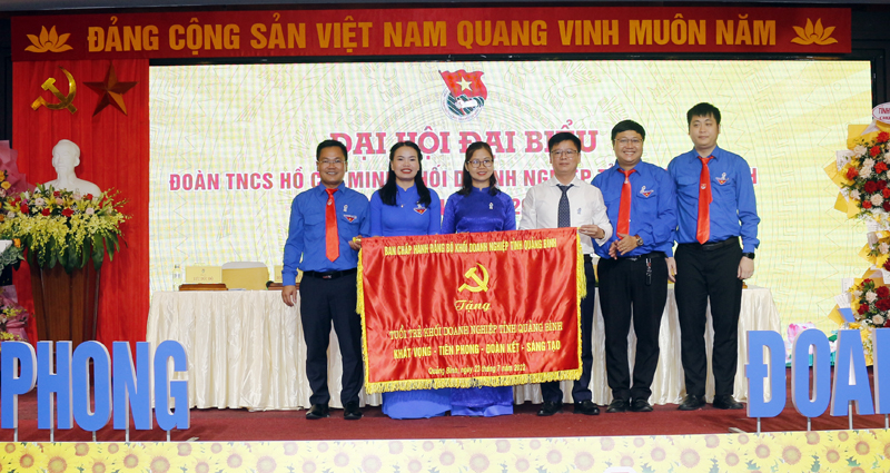 Lãnh đạo Đảng ủy Khối DN tỉnh trao tặng đại hội bức trướng tin tưởng, kỳ vọng vào sự phát triển của tuổi trẻ Đoàn khối.