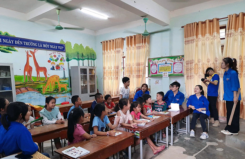Đoàn trường Đại học Kinh doanh và Công nghệ Hà Nội tổ chức dạy ôn tập hè cho các em học sinh xã Trường Sơn.