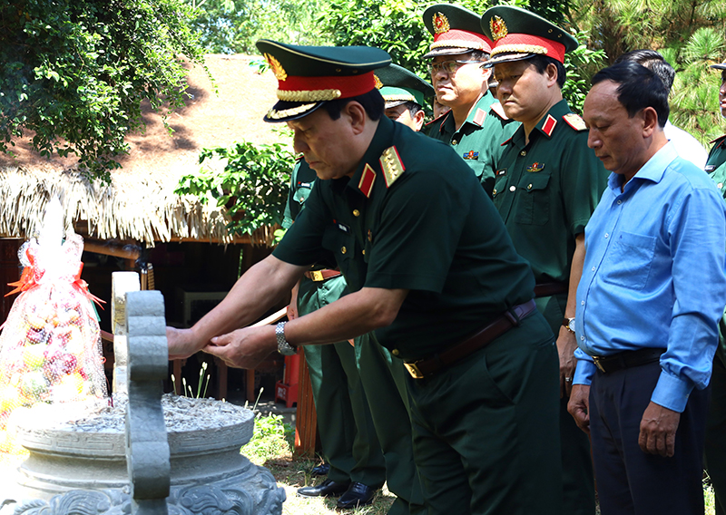 Đồng chí Đại tướng Lương Cường thành kính dâng hương lên mộ Đại tướng Võ Nguyên Giáp.