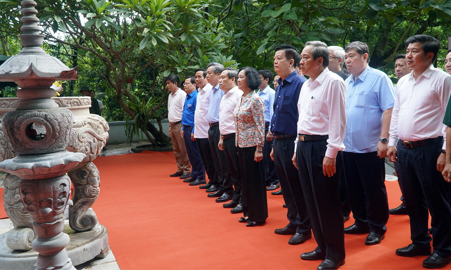 Đồng chí Trưởng ban Tổ chức Trung ương Trương Thị Mai và đoàn công tác dâng hương tại Đền tưởng niệm các anh hùng liệt sỹ Đường 20 Quyết Thắng