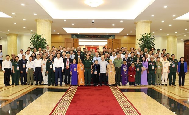 Tổng Bí thư Nguyễn Phú Trọng cùng các đại biểu chụp ảnh chung với người có công tiêu biểu toàn quốc. (Ảnh: Trí Dũng/TTXVN)
