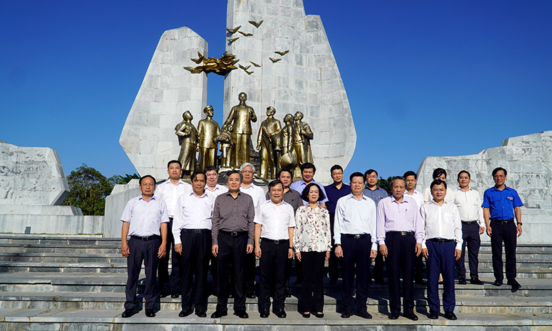 Đồng chí Trưởng ban Tổ chức Trung ương Trương Thị Mai và đoàn công tác chụp ảnh lưu niệm tại tượng đài Bác Hồ