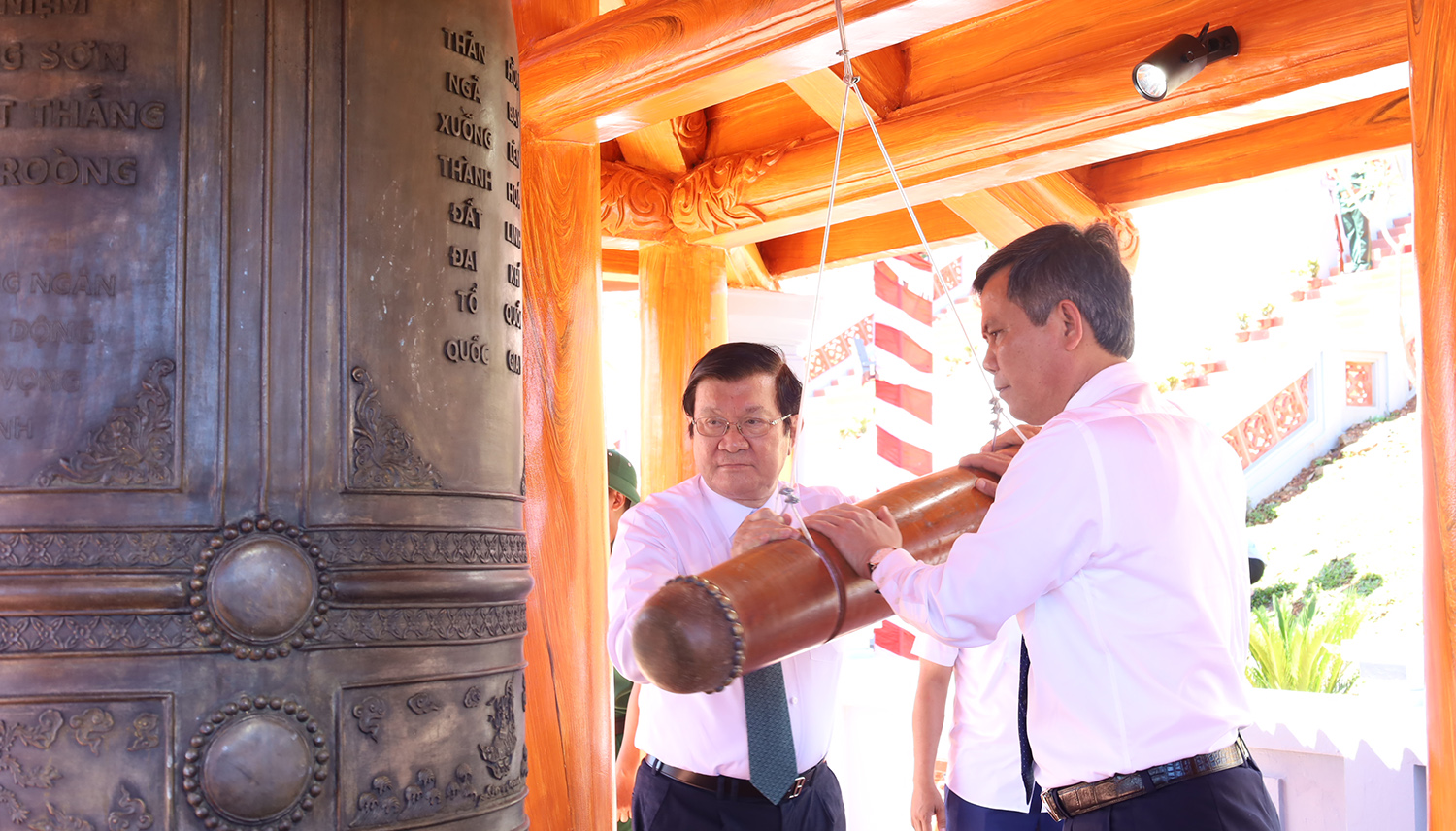 Đồng chí nguyên Chủ tịch nước Trương Tấn Sang và đồng chí Chủ tịch UBND tỉnh Trần Thắng thực hiện nghi thức thỉnh chuông. 