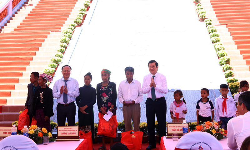 Nguyên Chủ tịch nước Trương Tấn Sang trao quà cho học sinh nghèo hiếu học, các hộ gia đình có hoàn cảnh khó khăn trên địa bàn.