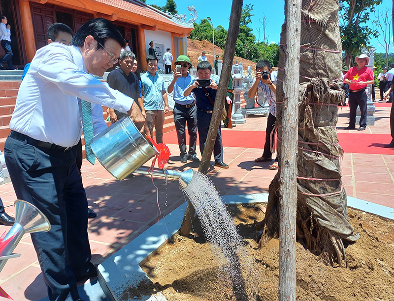 Nguyên Chủ tịch nước Trương Tấn Sang trồng cây trong khuôn viên của khu tưởng niệm.