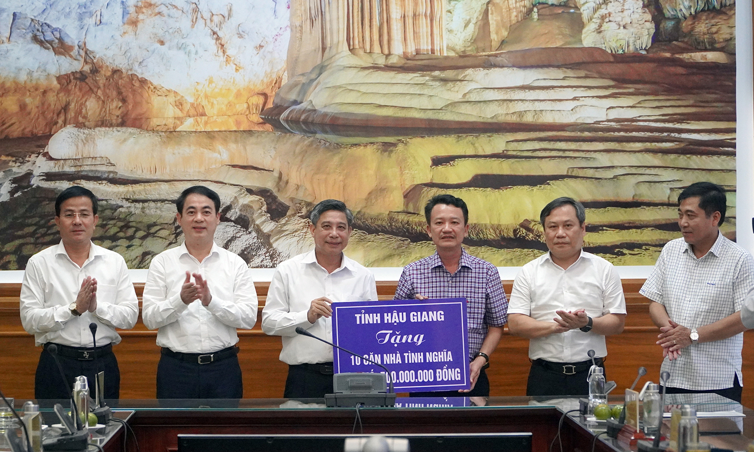 Đoàn công tác Tỉnh ủy Hậu Giang trao tiền hỗ trợ xây nhà tình nghĩa cho tỉnh Quảng Bình.