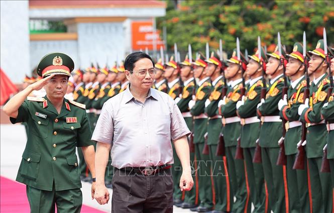 Cán bộ, chỉ huy Bộ Tư lệnh Quân khu 4 đón Thủ tướng Phạm Minh Chính. Ảnh: Dương Giang/TTXVN