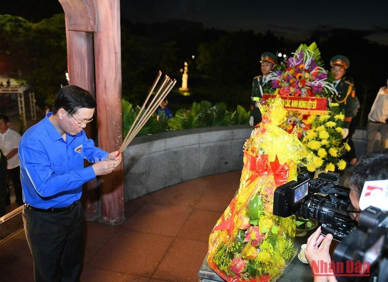 Đại diện lãnh đạo Đảng và Nhà nước, đồng chí Võ Văn Thưởng thắp hương tri ân tại Tượng đài chính của Di tích lịch sử quốc gia đặc biệt Thành cổ Quảng Trị.