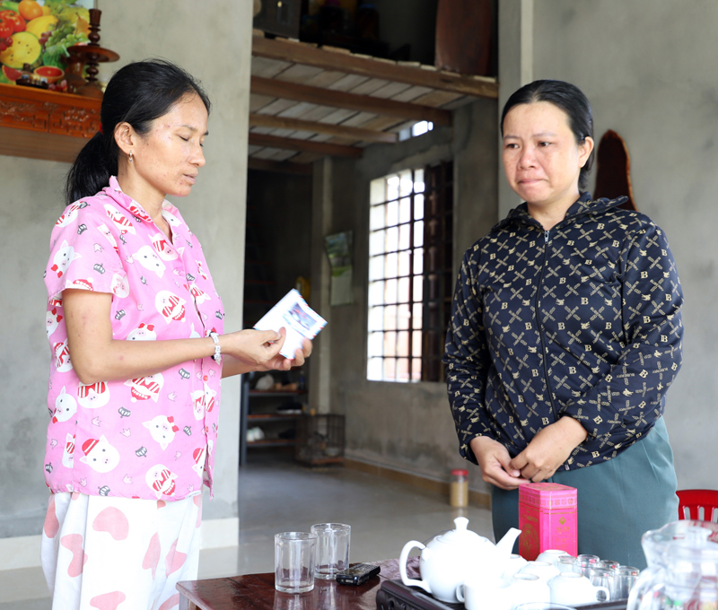 Người dân trong xã Tân Ninh “của ít lòng nhiều” đến chia sẻ cùng gia đình anh Khởi.