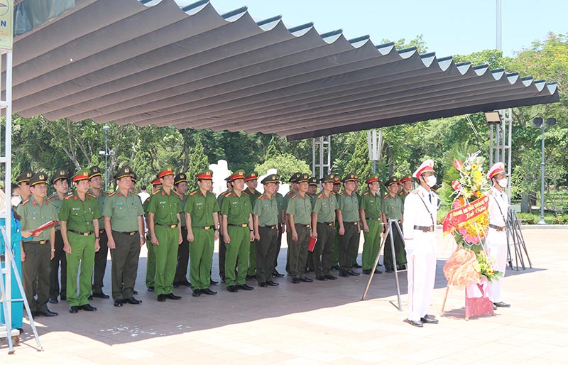 Đoàn công tác Công an tỉnh dâng hương, dâng hoa, báo công tri ân các anh hùng, liệt sỹ tại Thành cổ Quảng trị.