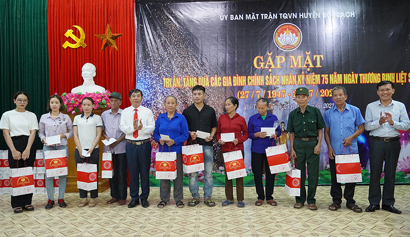 Đại diện lãnh đạo Ban Dân vận Huyện ủy, Ủy ban MTTQ Việt Nam huyện Bố Trạch tặng quà cho các gia đình chính sách trên địa bàn huyện.
