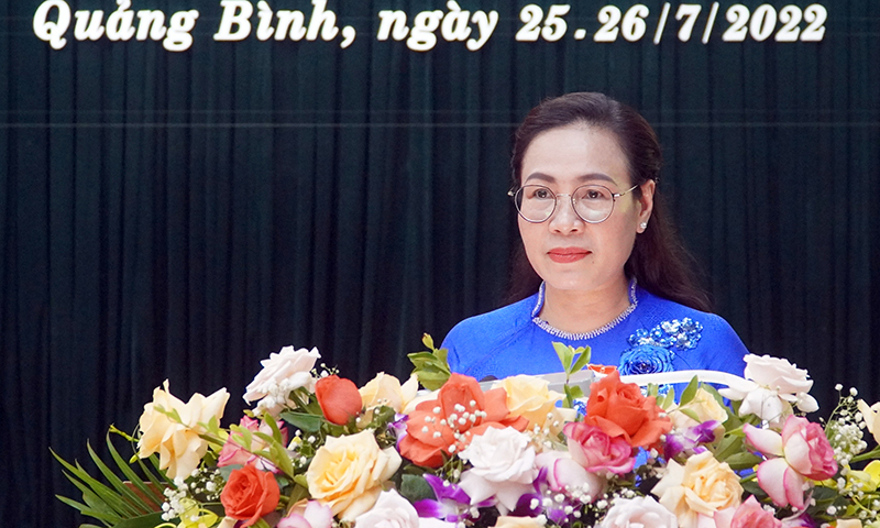 Đồng chí Chủ tịch Ủy ban MTTQVN tỉnh Phạm Thị Hân trình bày báo cáo trình bày Báo cáo của tổng hợp ý kiến, kiến nghị của cử tri, nhân dân  