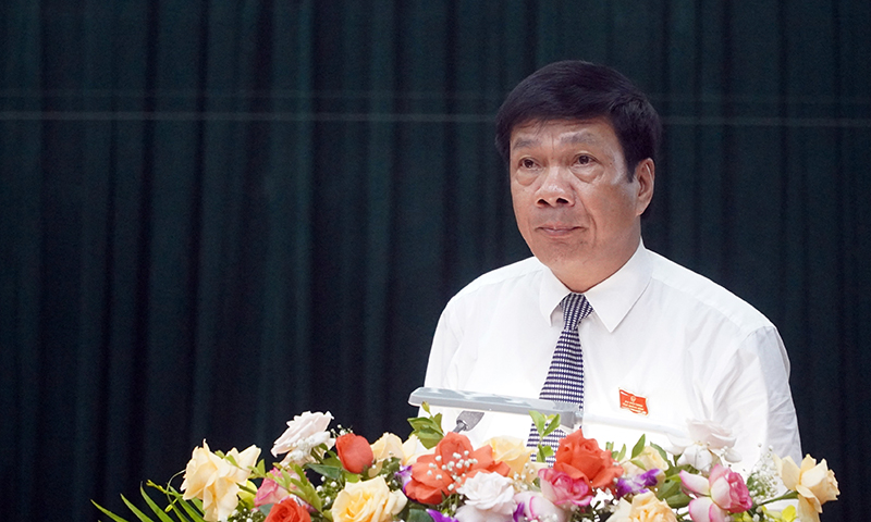Đồng chí Phó Chủ tịch Thường trực HĐND tỉnh Nguyễn Công Huấn phát biểu kết luận phiên thảo luận