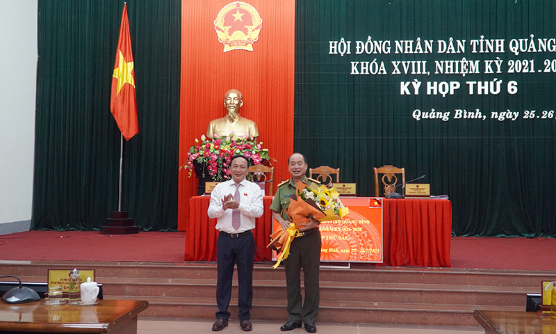 Đồng chí Chủ tịch HĐND tỉnh Trần Hải Châu tặng hoa chúc mừng đồng chí Nguyễn Hữu Hợp được bầu giữ chức Ủy viên UBND tỉnh nhiệm kỳ 2021-2026