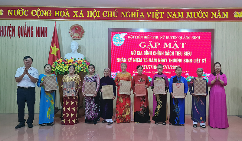 Hội LHPN huyện Quảng Ninh tặng quà cho Bà mẹ Việt Nam anh hùng và gia đình chính sách tiêu biểu.