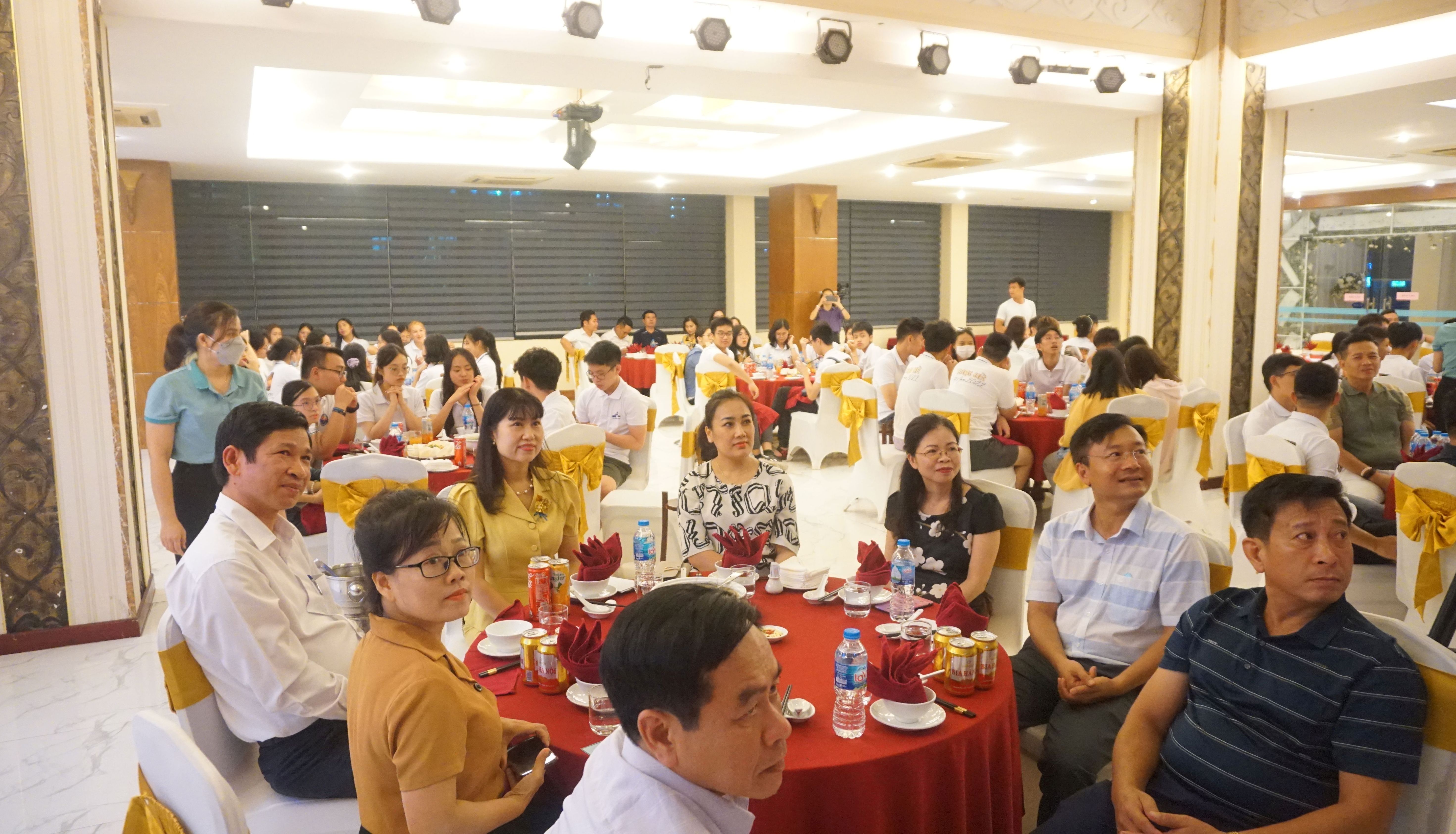 Đồng chí Phó Chủ tịch UBND tỉnh và các đại biểu xem video giới thiệu về các danh lam, thắng cảnh ở Quảng Bình.