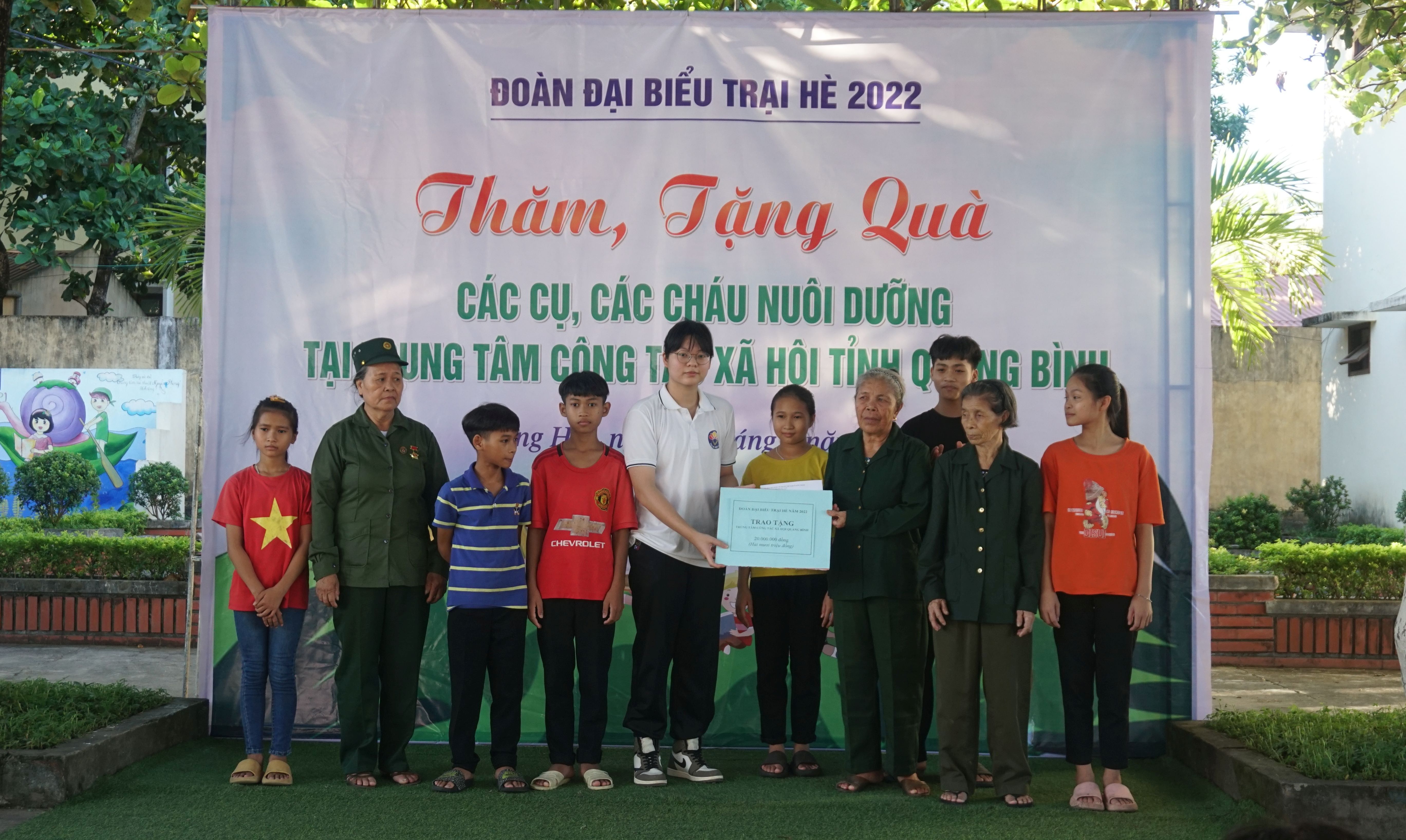Đoàn đại biểu tham dự “Trại hè Việt Nam 2022” tặng 20 triệu đồng cho Trung tâm công tác xã hội tỉnh Quảng Bình…