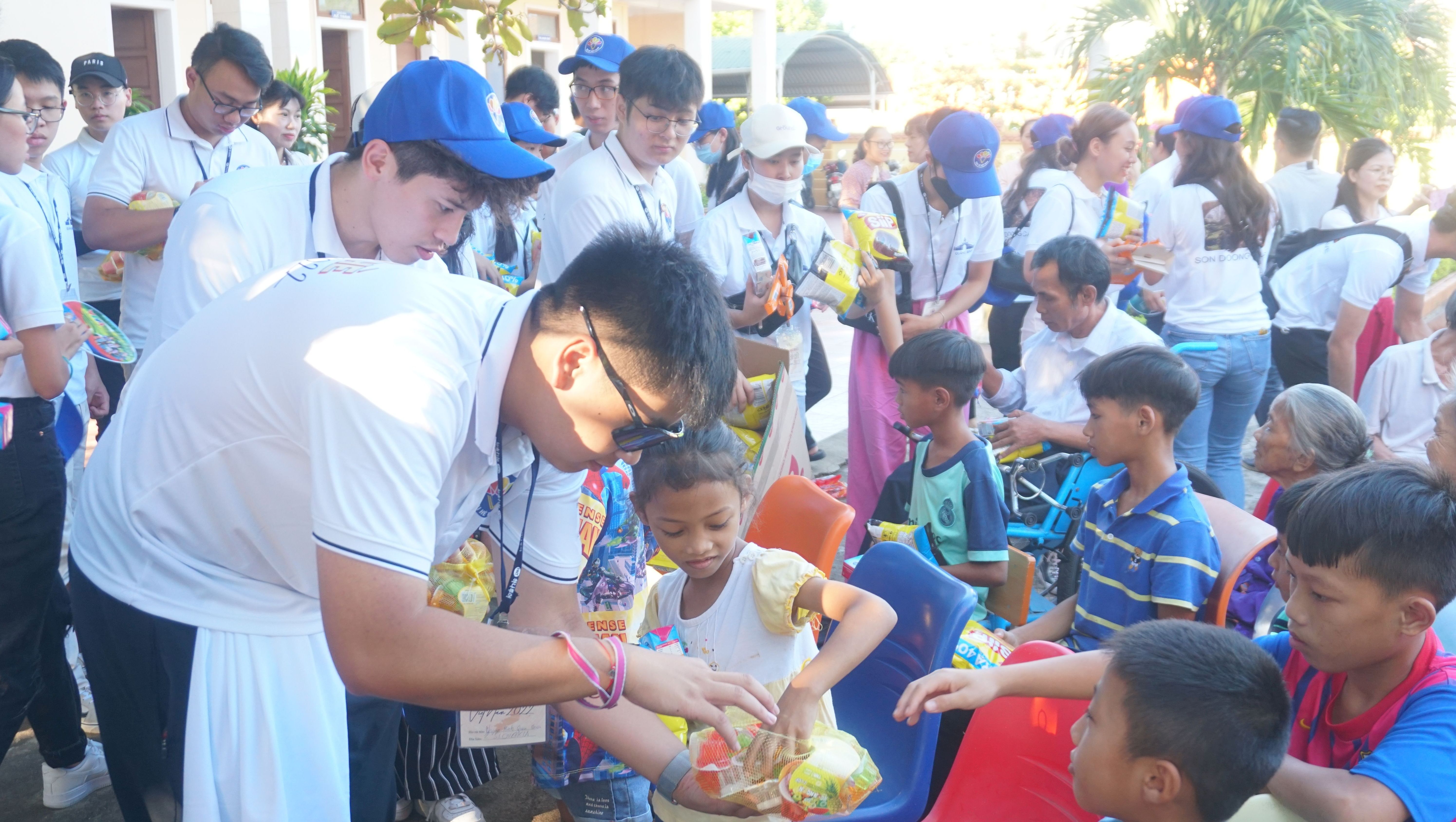 Đoàn thăm và tặng quà Trung tâm công tác xã hội tỉnh Quảng Bình…