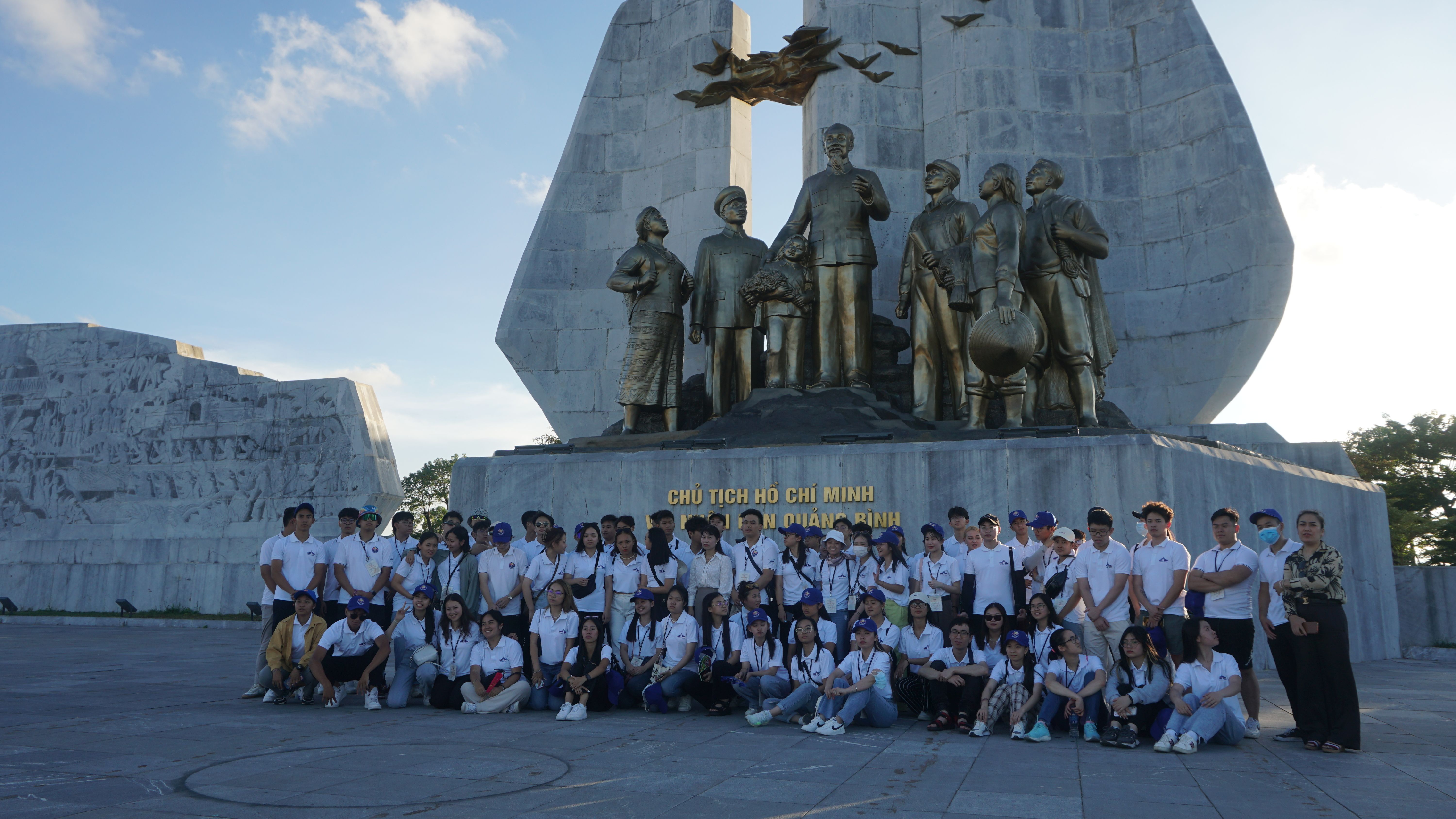 : Đoàn đại biểu tham dự “Trại hè Việt Nam 2022” chụp ảnh lưu niệm dưới tượng đài Bác Hồ.