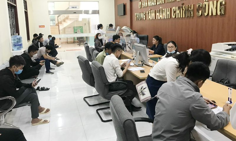Các tổ chức, cá nhân đến giao dịch tại Trung tâm Hành chính công tỉnh Quảng Bình.
