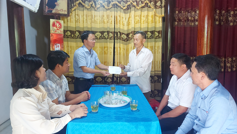 Đồng chí Bùi Thanh Chuyên, Phó Bí thư Thường trực Huyện ủy, Chủ tịch HĐND huyện Tuyên Hóa thăm, tặng quà cho gia đình chính sách tại xã Sơn Hóa
