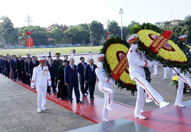 Lãnh đạo Đảng, Nhà nước đặt vòng hoa và vào Lăng viếng Chủ tịch Hồ Chí Minh. (Ảnh: An Đăng/TTXVN)