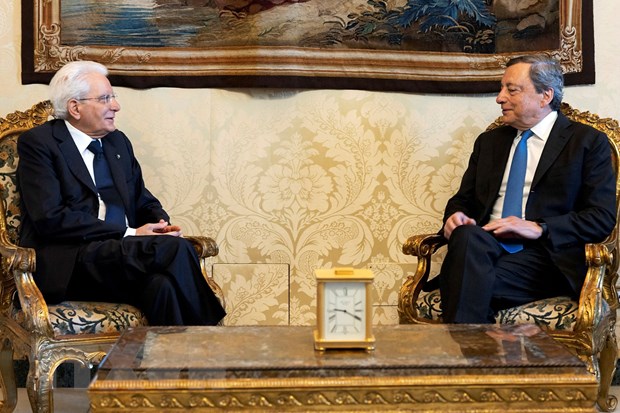 Thủ tướng Mario Draghi (phải) đã đệ đơn từ chức lên Tổng thống Sergio Mattarella (trái). (Nguồn: AFP/TTXVN)
