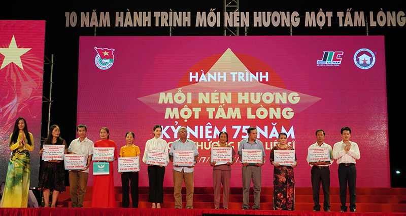 Đồng chí Trưởng Ban Dân vận Tỉnh ủy Lê Văn Bảo và Trưởng Ban tổ chức chương trình Nguyễn Liên trao sổ tiết kiệm cho thân nhân các Mẹ Việt Nam anh hùng.