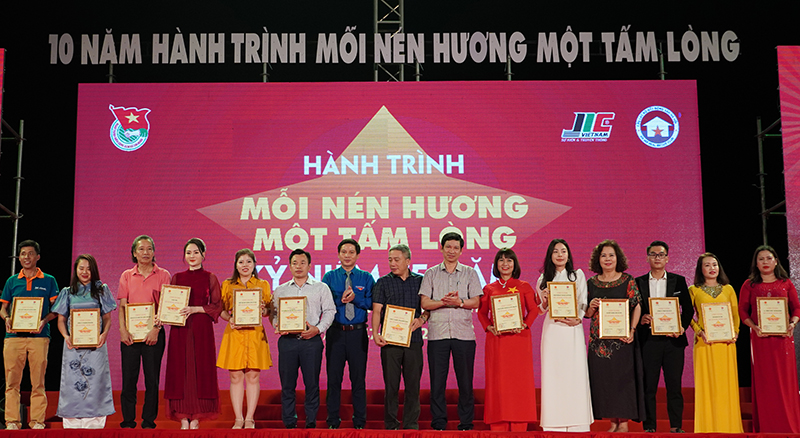 Đồng chí Phó Chủ tịch UBND tỉnh Hồ An Phong và đồng chí Bí thư Tỉnh đoàn Đặng Đại Bàng trao bảng vinh danh cho các tập thể, cá nhân đồng hành cùng  