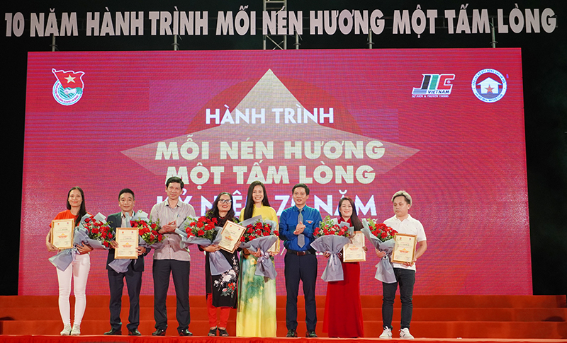 Đồng chí Phó Chủ tịch UBND tỉnh Hồ An Phong và đồng chí Bí thư Tỉnh đoàn Đặng Đại Bàng trao bảng vinh danh cho các thành viên  