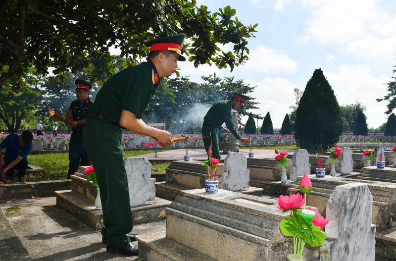 Cán bộ, chiến sỹ Đoàn Kinh tế-Quốc phòng 79 thắp hương tri ân các anh hùng, liệt sỹ tại Nghĩa trang Liệt sỹ huyện Lệ Thủy. 