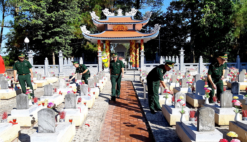 Cán bộ, chiến sĩ Bộ Chỉ huy BĐBP tỉnh dâng hương tại Nghĩa trang liệt sĩ Quốc gia Trường Sơn (Quảng Trị). 