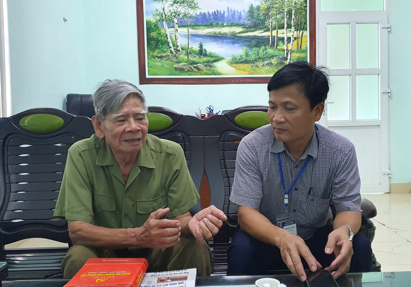 CCB Trần Thanh Hồng trò chuyện với Chủ tịch UBND phường Hải Thành Phạm Ngọc Thắng.