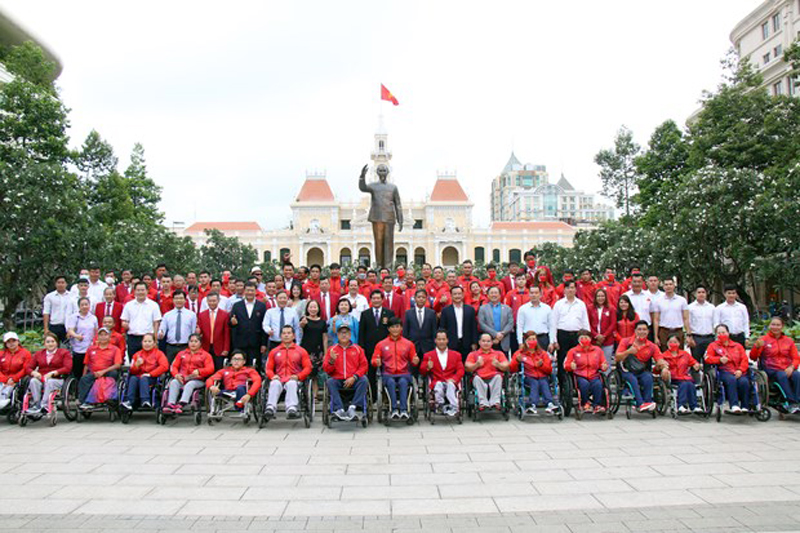 Đoàn thể thao người khuyết tật Việt Nam chụp hình lưu niệm trước ngày lên đường. (Ảnh: Tiến Lực/TTXVN)