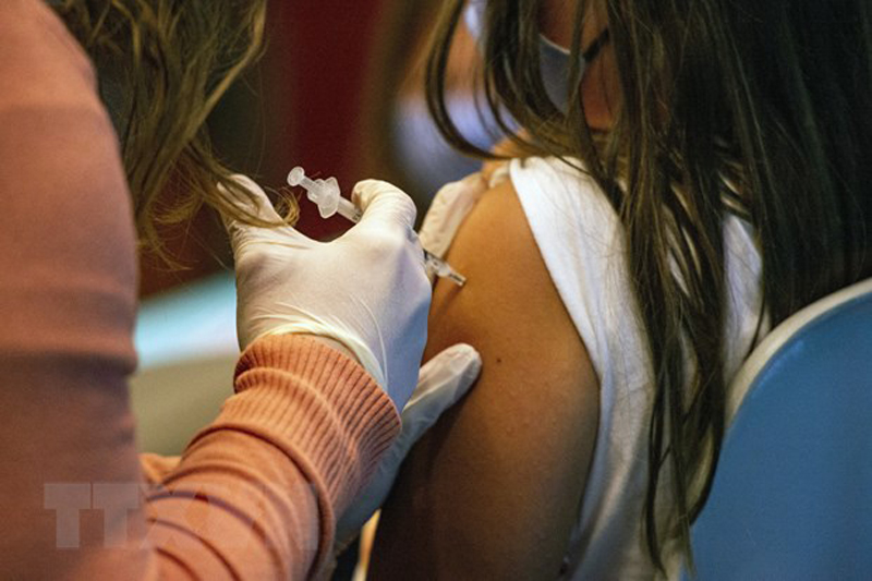 Nhân viên y tế tiêm vaccine phòng COVID-19 cho trẻ em tại Hartford, Connecticut, Mỹ. (Ảnh: AFP/ TTXVN)