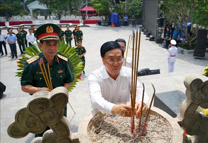 Phó Thủ tướng Thường trực Phạm Bình Minh dâng hương tại Nghĩa trang Liệt sỹ quốc gia Vị Xuyên. 